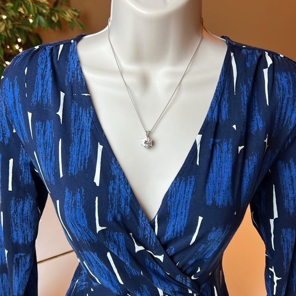 💙ANN TAYLOR BLUE & WHITE V NECK WRAP TO SIDE 3/4 SLEEVE TOP SIZE SMALL💙 - Picture 4 of 14